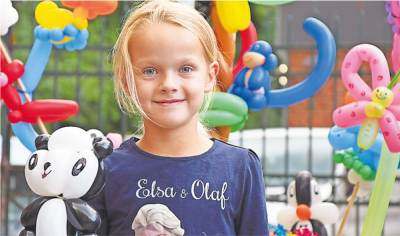 Foto: Naaja Frey (8) hat sich von Christiane Stöhr einen Luftballon-Panda modellieren lassen. Dafür stand sie – wie viele andere – Schlange.