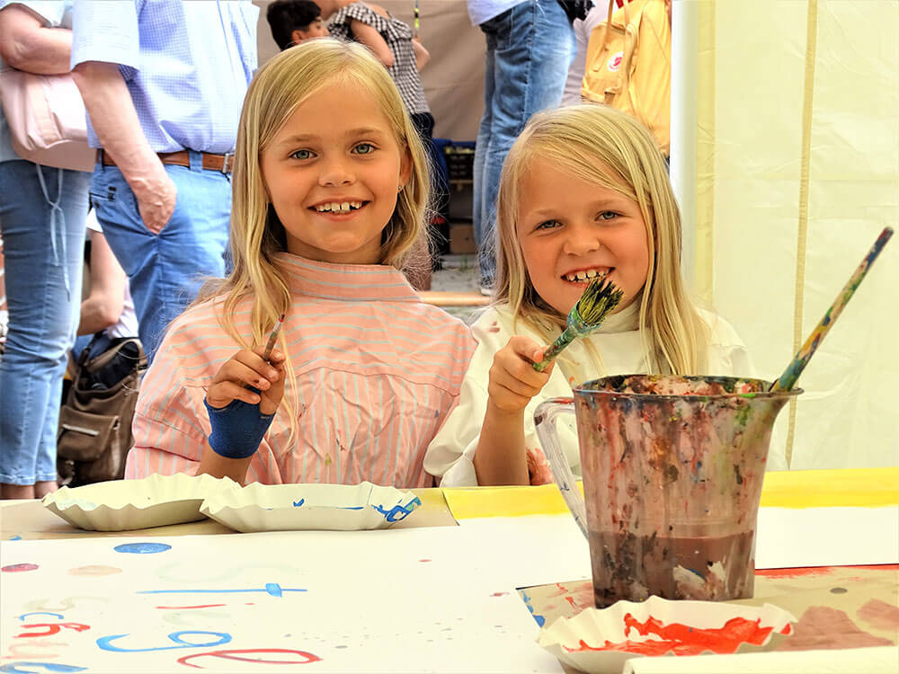 Foto: Milla und Leni malen beim Kinderkunstfest